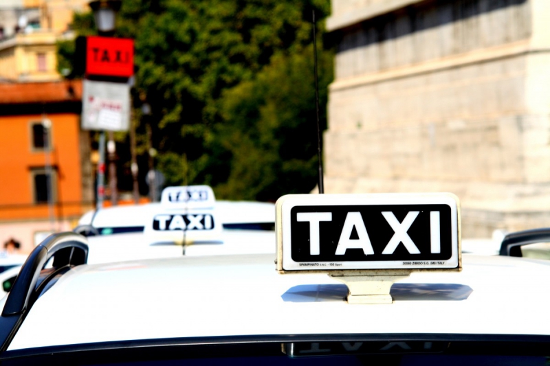 taxis-CANTARON-min_taxi_auto_rome_road_white-1051610